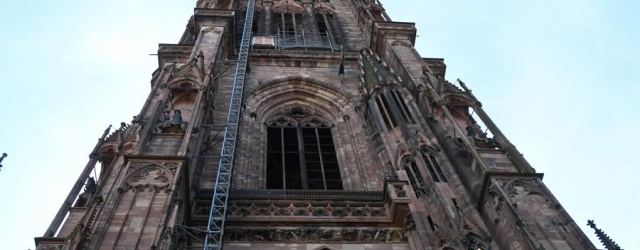 Die Westfassade des Straßburger Münsters mit ihrem filigranen gotischen Steinwerk.