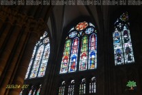 Gotische Spitzbögen und farbige Fenster bestimmen gemeinsam die Wirkung des Kirchenraums. (Bild: Stefan Siedler)
